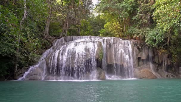 4k, queda de água Erawan (segundo andar), floresta tropical em Srinakarin Dam, Kanchanaburi, Thailand.Erawan queda de água é bela cachoeira na Tailândia. Tailândia invisível
 - Filmagem, Vídeo