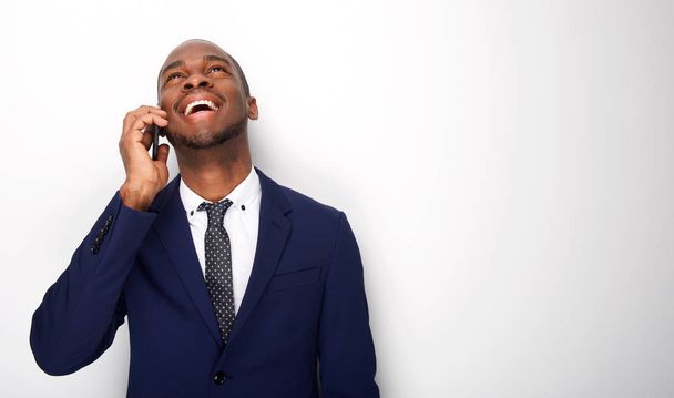 Retrato de feliz empresário afro-americano falando no celular contra fundo branco isolado
 - Foto, Imagem