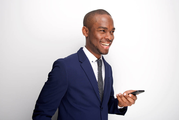Retrato lateral de un joven empresario afroamericano con teléfono móvil
 - Foto, imagen