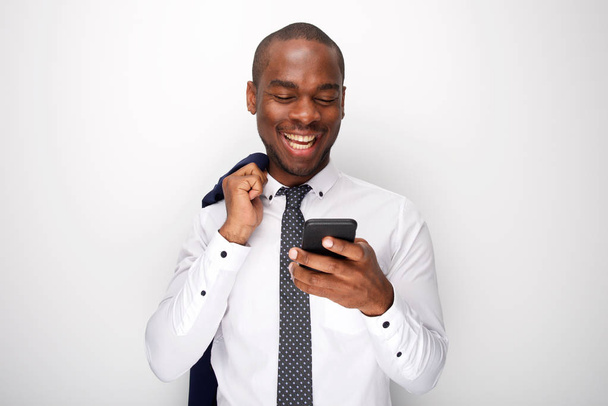 Retrato del empresario afroamericano guay mirando el mensaje de texto en el teléfono móvil
 - Foto, imagen