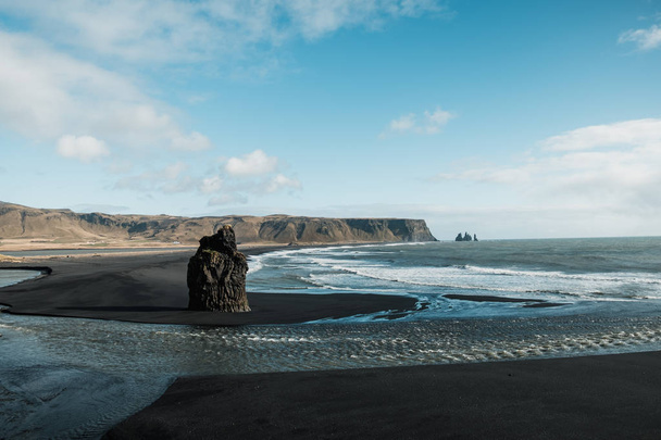 schwarzer Felsstrand mit riesigen Wellen in vik i myrdal, Island - Foto, Bild
