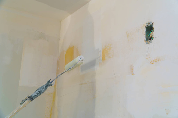 Peinture de murs, travailleur industriel utilisant un rouleau pour la peinture
 - Photo, image
