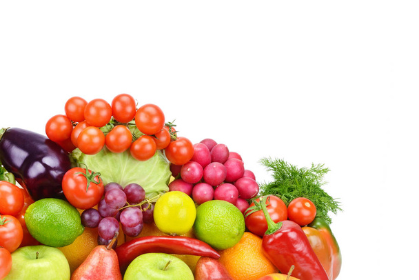Frutas e legumes isolados sobre fundo branco. Espaço livre f
 - Foto, Imagem