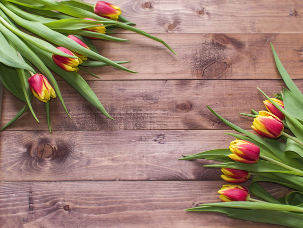 Ramo de primavera de Pascua de flores de tulipán sobre fondo de madera.Vista
 - Foto, imagen