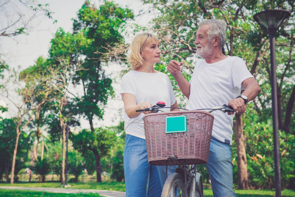 Elderly couple with their bikes - Foto, Bild