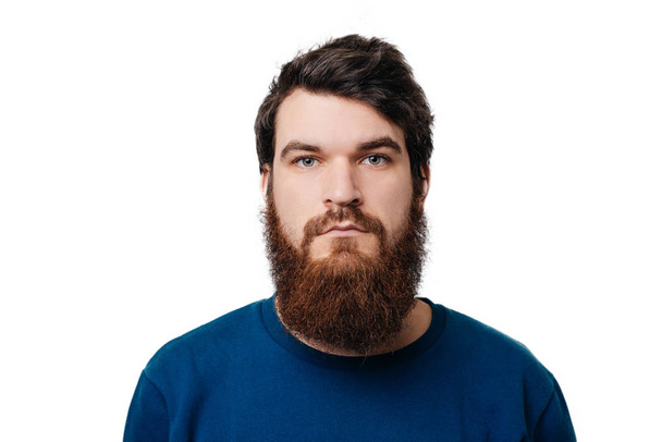 Retrato horizontal de un hombre serio con barba aislada sobre fondo blanco
 - Foto, imagen