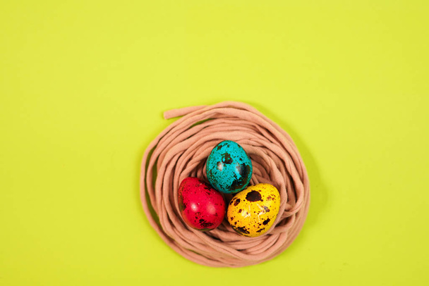Uova di quaglia colorate nel nido. Pasqua
 - Foto, immagini