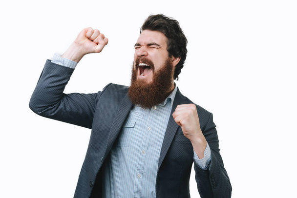 Vincere il successo felice uomo barbuto, uomo d'affari che celebra affare di successo
 - Foto, immagini