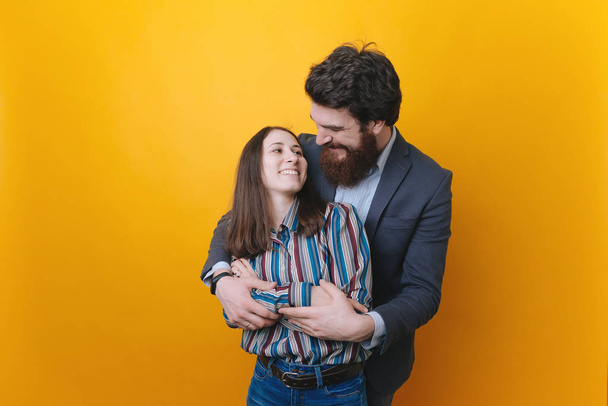 Beau couple amoureux sur fond isolé heureux visage souriant avec les bras croisés se regardant
  - Photo, image