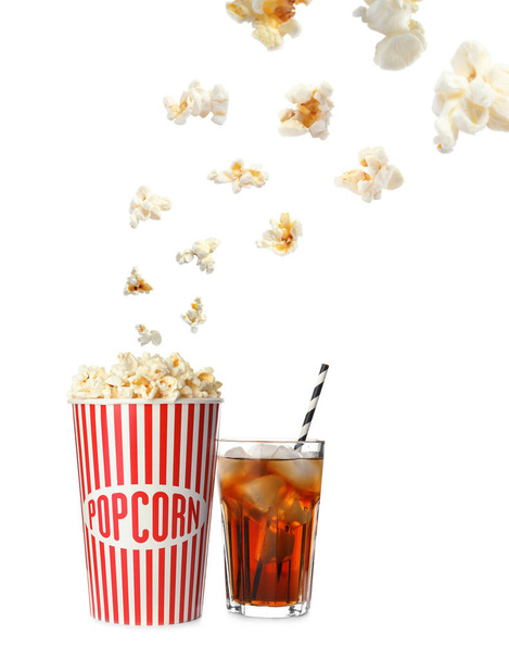 Krabička pohár s vynikající Slaný popcorn a sklenici ledovou Colu na bílém pozadí - Fotografie, Obrázek