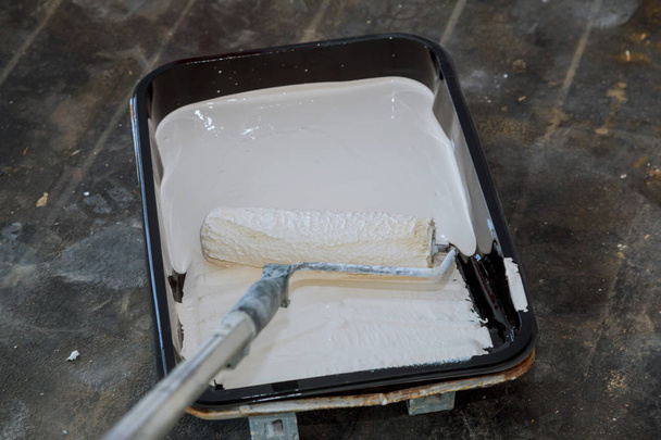 Valósághű festési tálca és görgős csepp ruhával belső festés közben - Fotó, kép