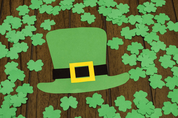 Concept de la Saint Patrick. Papier Saint Patrick accessoires de leprechaun : chapeau de leprechaun vert et trèfles comme symbole de vacances traditionnelles en Irlande sur fond de bois
 - Photo, image