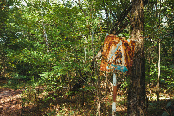 Старий іржавий, Обмітайте, подряпано синій дорожній знак - пішохідний перехід в зоні радіоактивного в Прип'яті. Чорнобильська зона відчуження - Фото, зображення