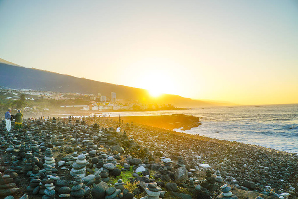 Камни на пляже Пуэрто де ла Крус Тенерифе, Испания
. - Фото, изображение