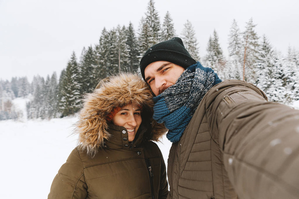 Glückliches Touristenpaar macht Selfie-Foto im Wald - Foto, Bild