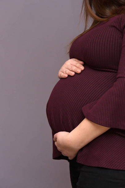 彼女の出芽赤ちゃんのバンプを持つ妊婦を妊娠 - 写真・画像