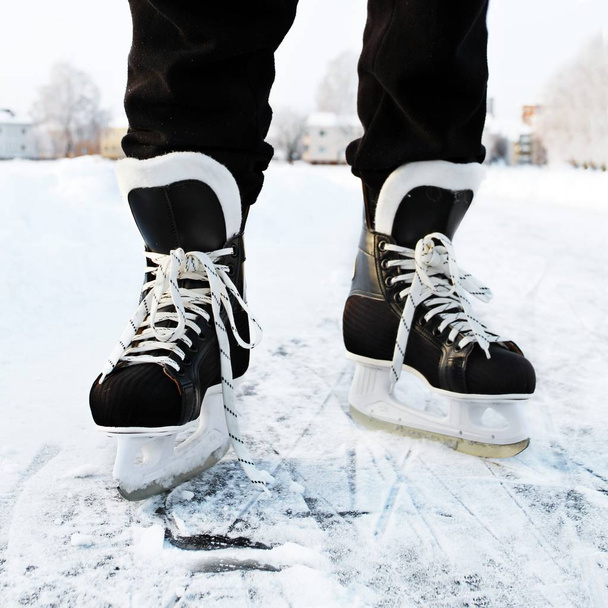 Lage deel van de mannelijke benen in ijs-of rolschaatsen  - Foto, afbeelding