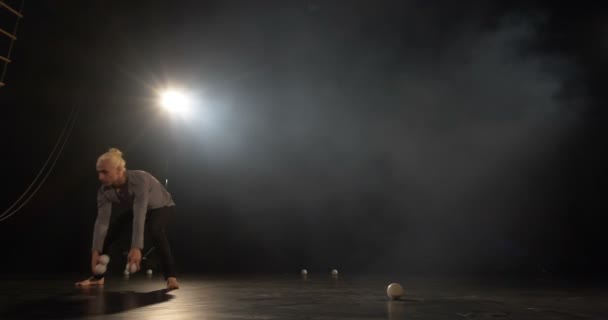 4k slow motion - жонглер в черной студии делает трюк с четырьмя шарами
. - Кадры, видео