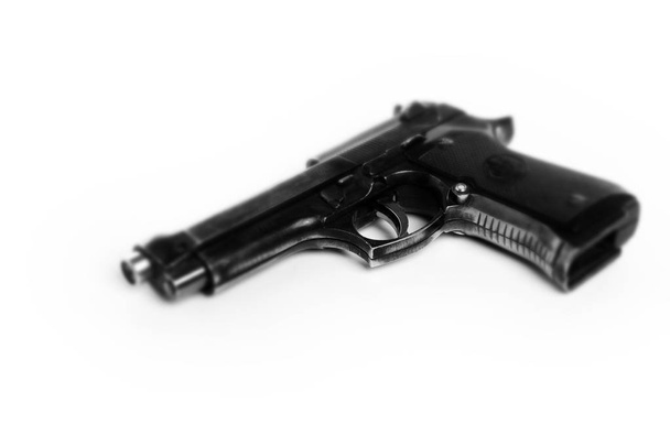 Estudio plano de pistola aislada sobre fondo blanco
 - Foto, Imagen