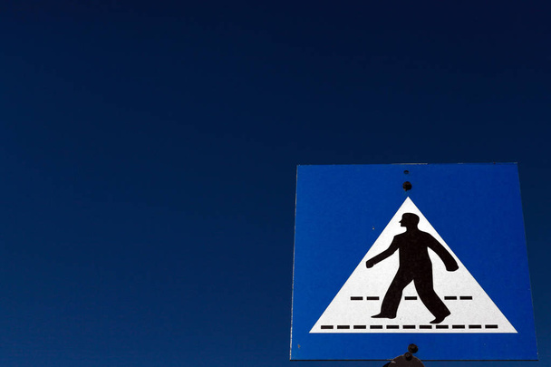 Lage hoekmening van verkeersbord tegen blauwe hemel - Foto, afbeelding