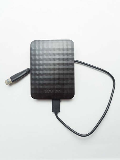 Портативный жесткий диск USB Samsung на белом фоне
 - Фото, изображение