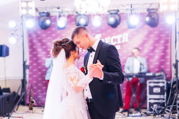 Yeni evlendiği ilk düğün dansı. Müzisyenler Müzik instrume oynamak - Fotoğraf, Görsel