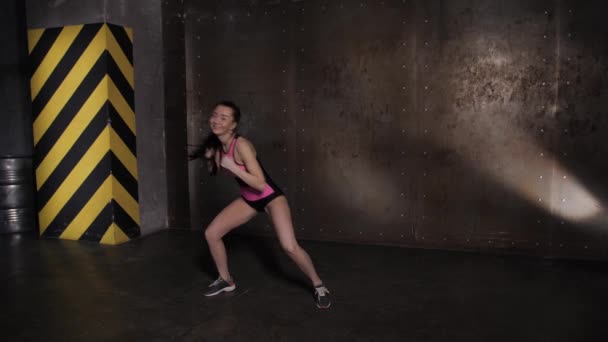 Atlético Mulher Bonita fazendo exercícios no ginásio, Ginásio Rotina de Treinamento. Salão do sótão escuro
 - Filmagem, Vídeo