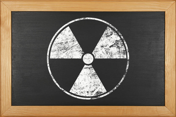 Белый радиоактивный знак на черном фоне
 - Фото, изображение