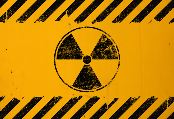 Zwarte radioactieve sign op gele achtergrond - Foto, afbeelding