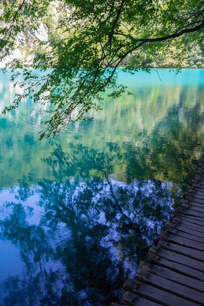  türkisfarbenes Wasser des Nationalparks Plitvicer Seen in Kroatien - Foto, Bild