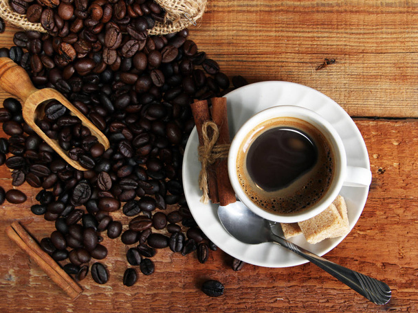 чашка кави з кавовими зернами
 - Фото, зображення