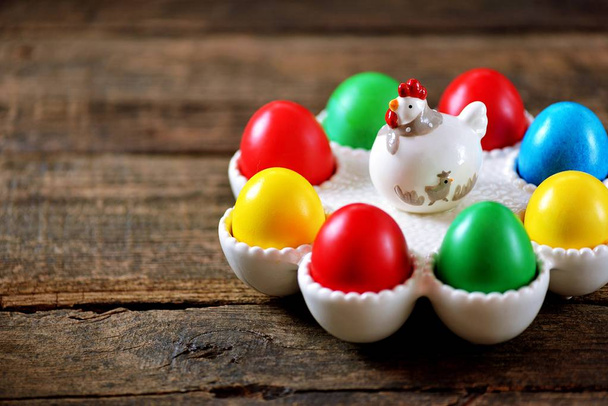 -Tradycyjne wielkanocne potrawy Wielkanocne jaja na starym drewnianym stole. Wielkanoc tła. - Zdjęcie, obraz