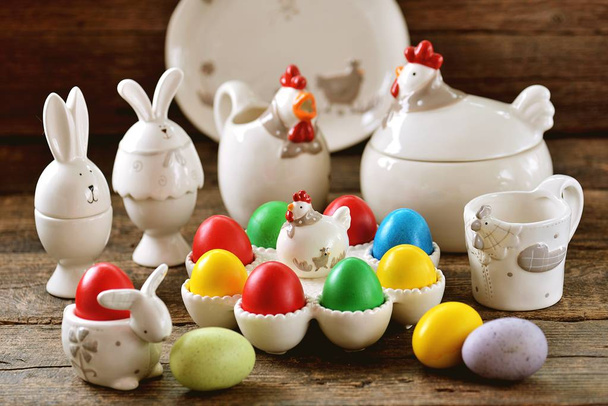 Geleneksel Paskalya gıda - eski bir ahşap masa üzerinde Paskalya yumurta. Paskalya arka plan. - Fotoğraf, Görsel