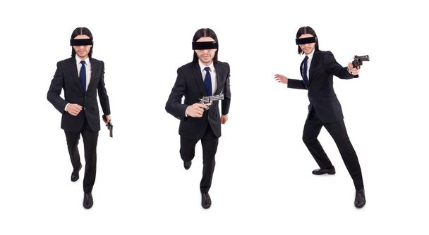 Jeune homme aux yeux couverts et pistolet isolé sur blanc
 - Photo, image