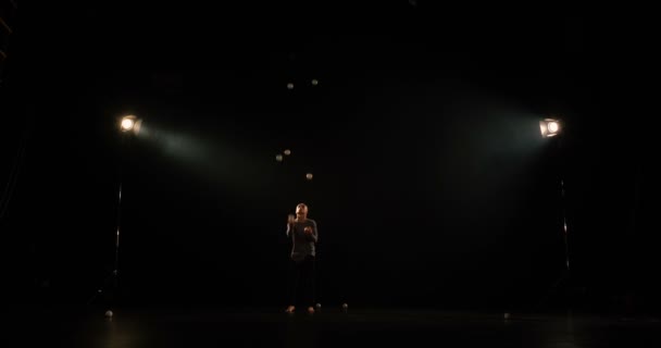 Zsonglőr a színpadon teszi trükkök a 7 labdát, és egy nem. - Felvétel, videó