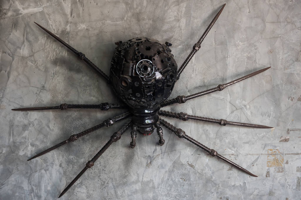 Czarny pająk przez ponownie metalu - Zdjęcie, obraz
