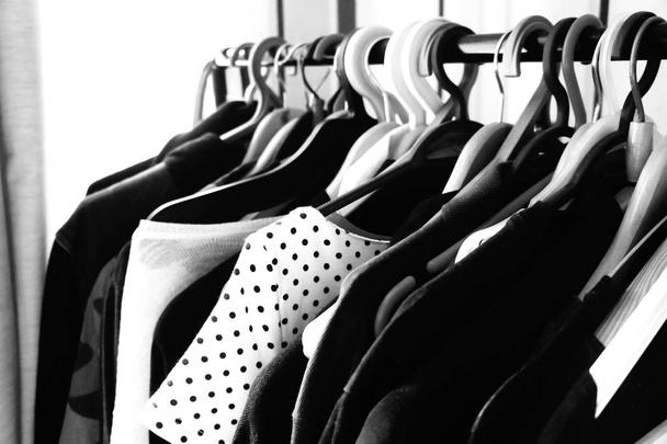 Kleider hängen im Regal eines Designergeschäfts - Foto, Bild