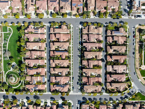 空撮で隣同士に同じ裕福なヴィラ郊外の近所。サンディエゴ、カリフォルニア、米国。プールのある近代的な住宅の下位区分高級住宅の空撮. - 写真・画像