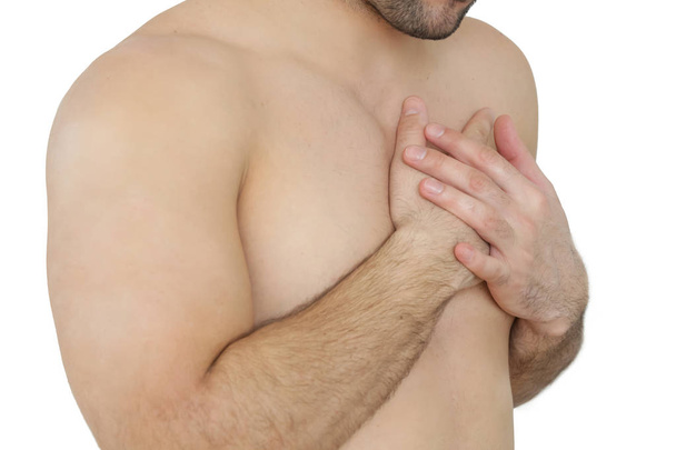 Ból w klatce piersiowej, młody mężczyzna trzyma rękę na miejscu ból w klatce piersiowej - Zdjęcie, obraz