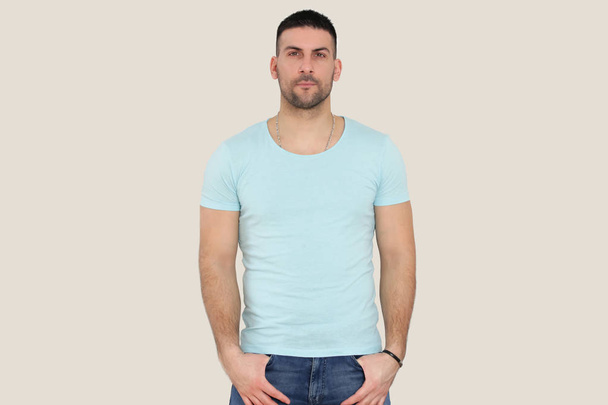 Retrato de estudio de un guapo barbudo con una camiseta azul
 - Foto, Imagen