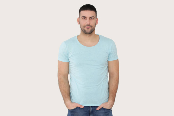 Studio portret van een knappe baard man in een blauw t-shirt - Foto, afbeelding