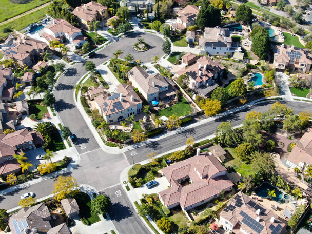 Vista aérea bairro suburbano com moradias ricas idênticas ao lado um do outro. San Diego, Califórnia, EUA. Vista aérea da casa de luxo subdivisão moderna residencial com piscina
. - Foto, Imagem
