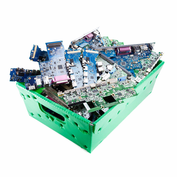 白い背景にリサイクルするための準備ができてコンピュータパーツ (緑のごみ箱にマザーボードのメインボードコンピュータのハードウェア) - 写真・画像