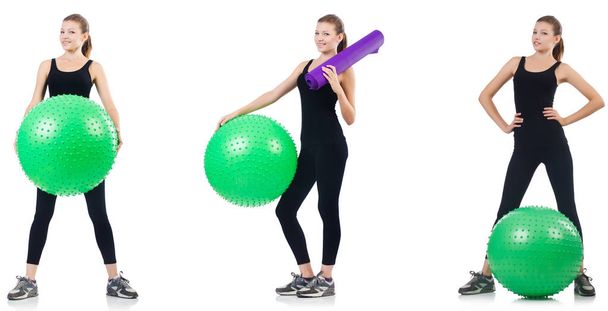 Mujer joven haciendo ejercicios con fitball
  - Foto, Imagen