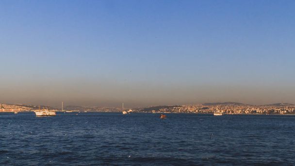 イスタンブール、トルコの丘の上のボスポラス海峡と家屋 - 写真・画像