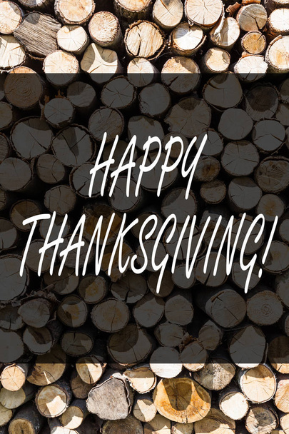 Uwaga: pisanie Wyświetlono Happy Thanksgiving. Biznesu gratulacje formacie prezentującym zdjęcie zdanie wakacje drewniane tło vintage drewna wiadomość dzikie pomysły intencje myśli. - Zdjęcie, obraz