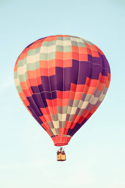 Rode en paarse luchtballon - Foto, afbeelding