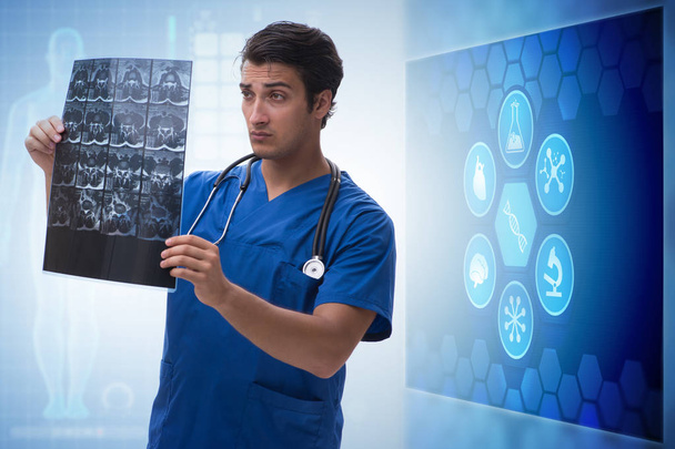 Доктор в концепції телемедицини, дивлячись на рентгенівське зображення
 - Фото, зображення