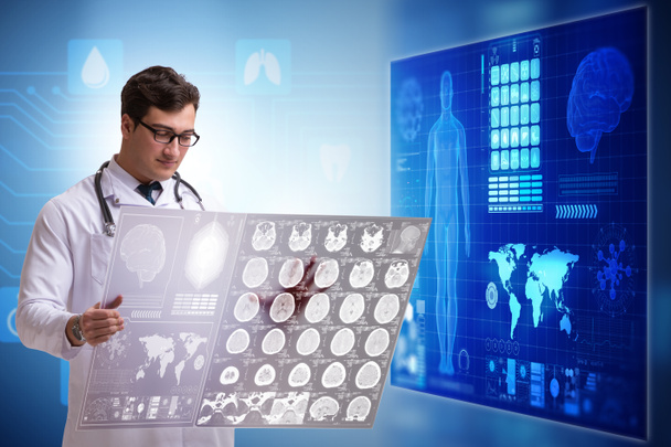 Doctor en concepto de telemedicina mirando la imagen de rayos X
 - Foto, Imagen