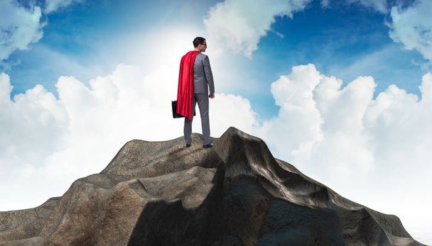 Супергеройский бизнесмен на вершине горы
 - Фото, изображение